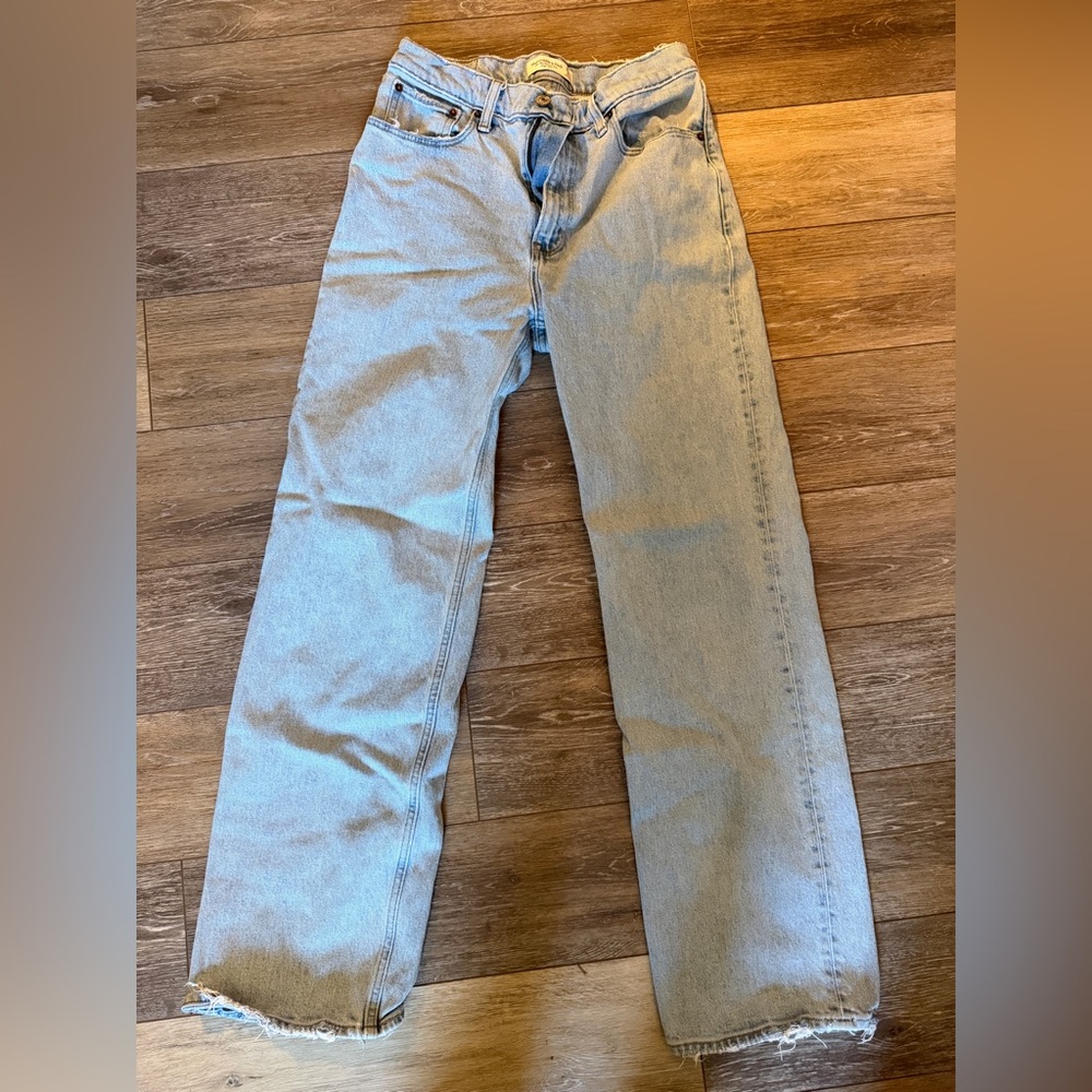 Abercrombie & Fitch Womens 90s Relaxed Light Wash Straight Jeans